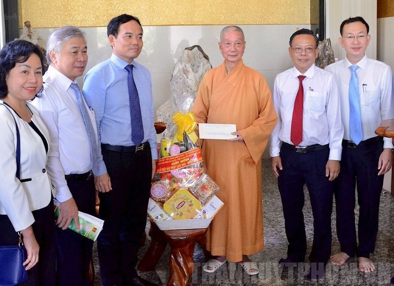 市委常務副書記陳留光（左三）看望並祝賀越南佛教教會第一副法主、市越南佛教教會理事會主任釋智廣和尚。