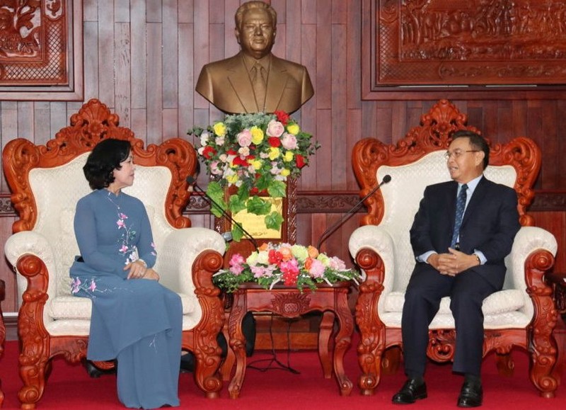 中央民運部長張氏梅(左)與老撾建國陣線中央委員會主席賽頌蓬‧豐威漢舉行會談。（圖源：人民報）