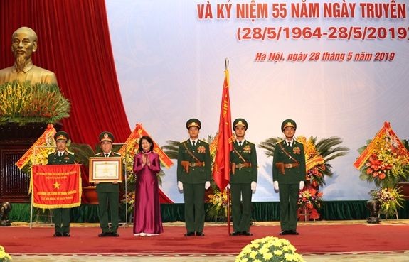 國家副主席鄧氏玉盛（左三）向對外局頒授“人民武裝力量英雄”稱號。（圖源：孔明慶）