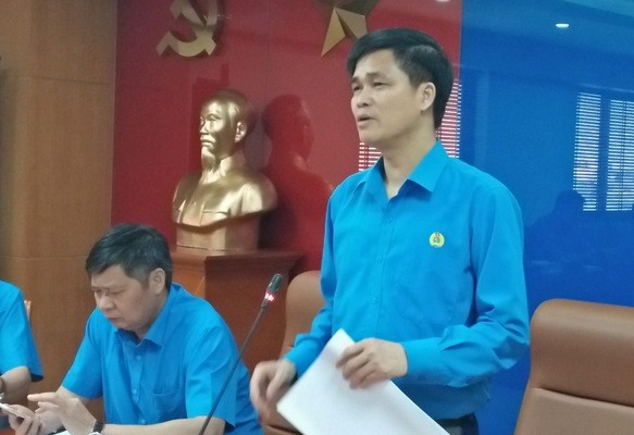 越南勞動總聯團副主席吳維曉（右）在新聞發佈會上發言。（圖源：TH）