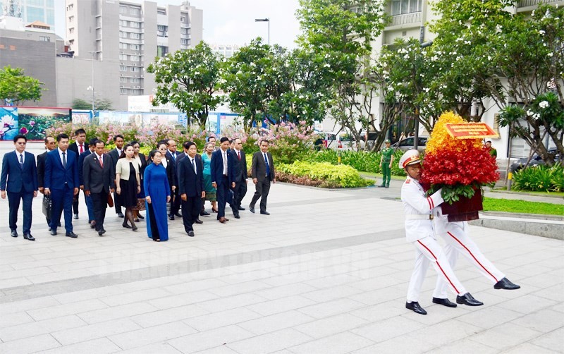 老撾首都萬象代表團與市委代表團前往胡志明主席塑像公園敬獻鮮花緬懷。（圖源：市黨部新聞網）