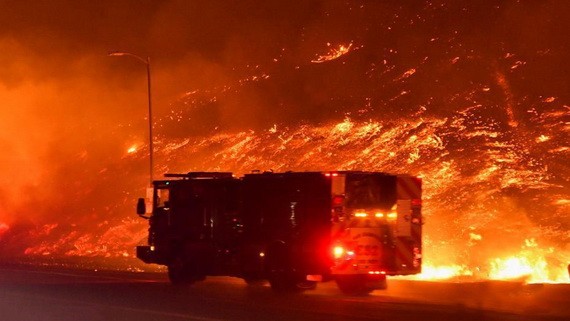 美國加州南部希爾瑪等地正遭遇大火侵襲，一場快速移動的野火在南加州的山麓間迅速蔓延。（圖源：互聯網）