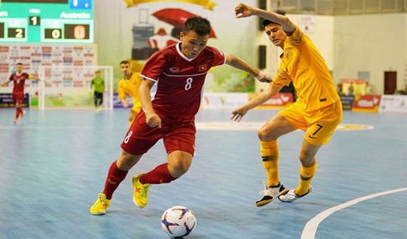 越南隊(紅衣)2比0勝澳大利亞隊。（圖源：互聯網）