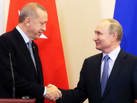 土總統埃爾多安（左）與俄總統普京握手。（圖源：DPA）