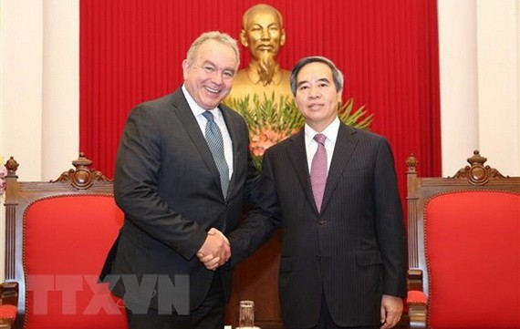 中央經濟部長阮文平（右）接見美國前國務卿助理、亞洲集團首席執行官庫爾特‧坎貝爾。（圖源：越通社）