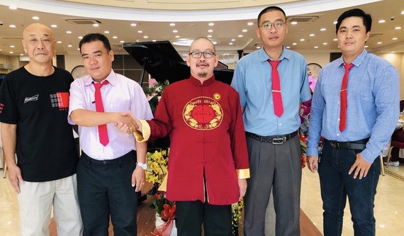 理事會同仁祝賀陳大師(左三)獲選任理事長。