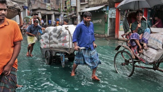 孟加拉國首都達卡也受到颶風過後的影響。（圖源：AP）