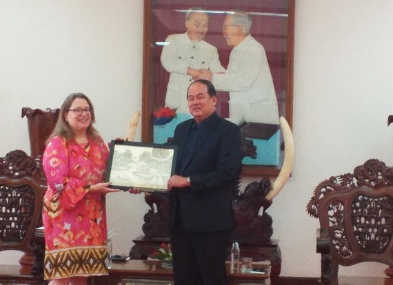 安江省人委會主席阮清平（右）向美國駐本市總領事Marie C.Damour贈送紀念品。（圖源：雙舒）
