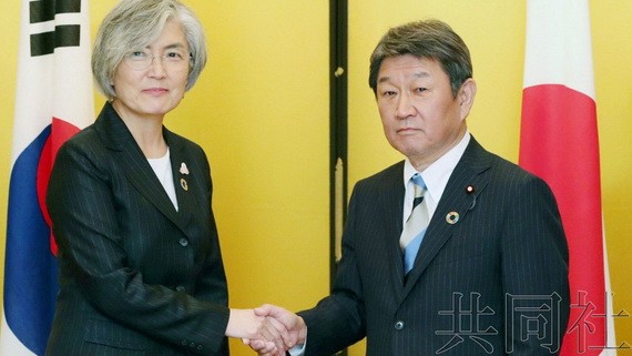日本外相茂木敏充（右）與韓國外長康京和23日下午在名古屋市舉行會談。