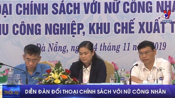 圖為峴港女工人政策座談會主持人席。（圖源：視頻截圖）