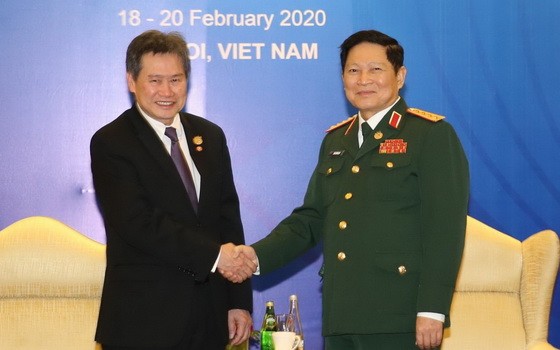 越南團長吳春歷大將（右）與東盟秘書長林玉輝在河內舉行會談時握手。（圖源：越通社）