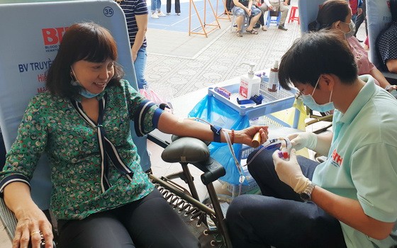 華人婦女工作組周金鳳參加志願捐血活動。
