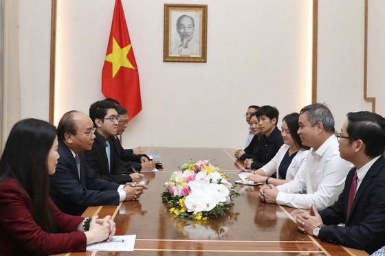 政府總理阮春福（左二）接見越南天虹紡織集團總經理。（圖源：越通社）