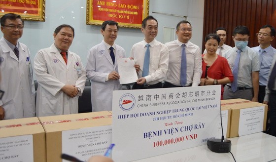 越南中國商會胡志明市分會向院方贊助1億元用於疫情治療工作。