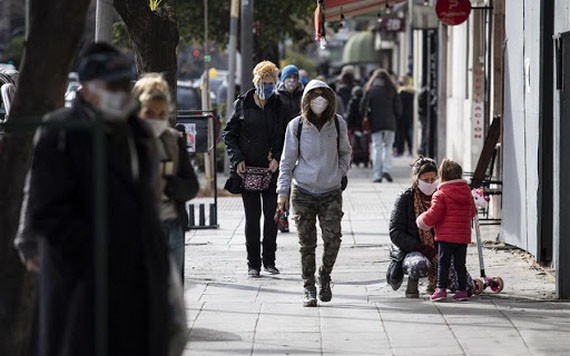 7月17日，人們戴著口罩走在阿根廷布宜諾斯艾利斯街頭。（圖源：新華社）