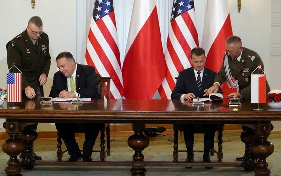 美國務卿蓬佩奧（左二）與波蘭國防部長布瓦什恰克（右二）簽署軍事協議。（圖源：AFP）