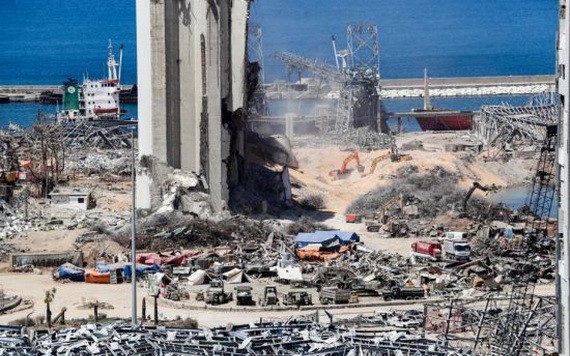 當地時間8月16日，黎巴嫩首都貝魯特，挖掘機在貝魯特港口的爆炸現場進行拆除工作。（圖源：互聯網）