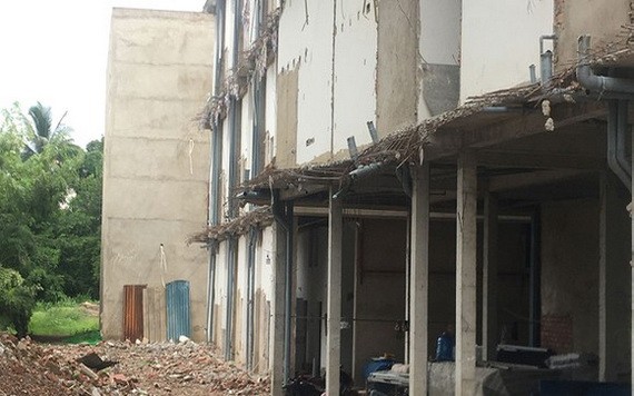 守德郡鈴東坊小型公寓被強拆違章建築部分。