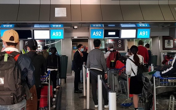 從南非撤回的我國公民在OR Tambo國際機場排隊等候辦理登機手續。（圖源：越通社）