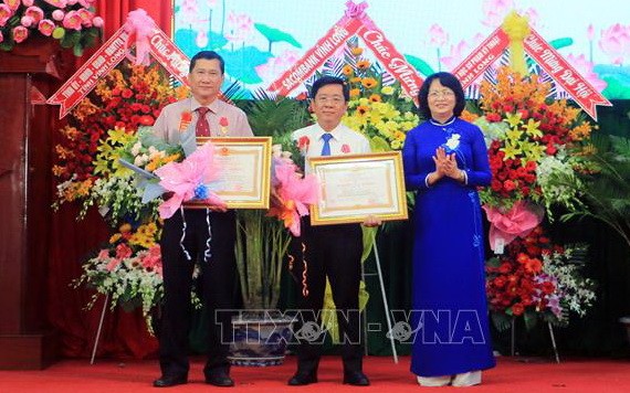 鄧氏玉盛副主席（右）向永隆省2名出色模範個人頒發二等勞動勳章。（圖源：越通社）