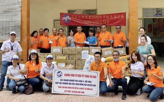 同奈省台灣商會愛心團隊向邊和市水腦症病童院贈送禮物。