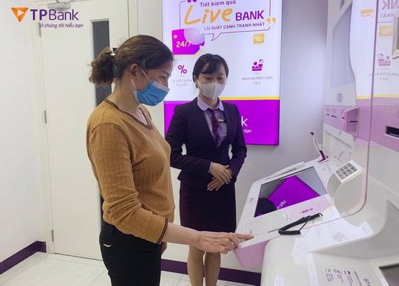 銀行職員正旨引客戶操作LiveBank 進行交易。