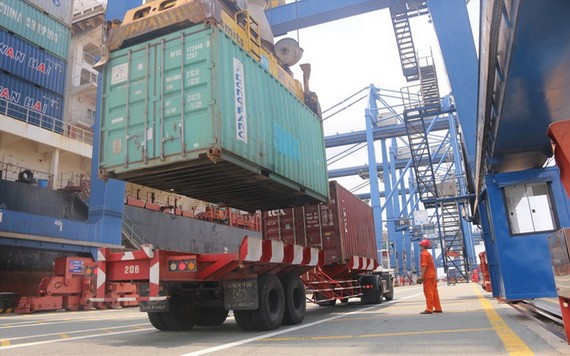 桔萊港口在裝卸集裝箱。（圖源：英秀）