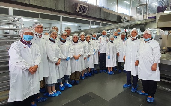 華人企業家們參觀亞洲餅家生產線時合影。