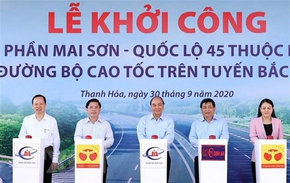 政府總理阮春福（中）出席梅山-45號國道高速公路項目動工儀式。（圖源：統一）