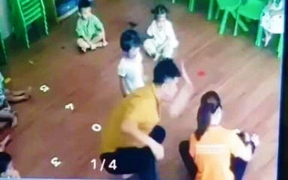 裴孟雄公然闖進幼兒園高舉起手向一名2歲的女童摑了一巴掌。（圖源：視頻截圖）