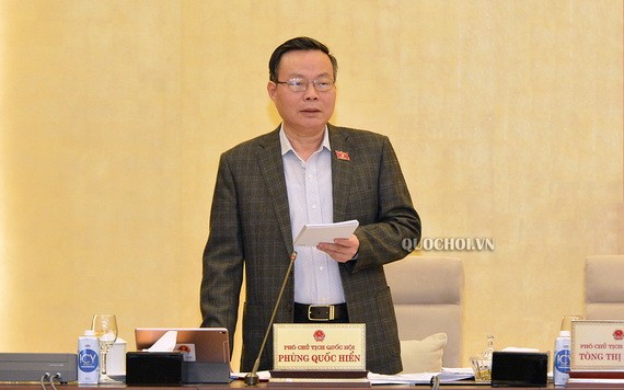 國會副主席馮國顯在會上發言。（圖源：Quochoi.vn）