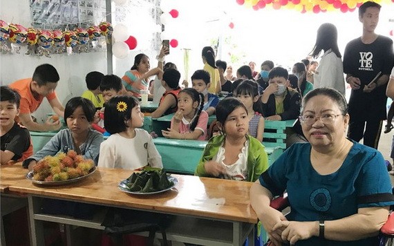 裴氏紅娥老師（前右）和她的英語免費學習班。