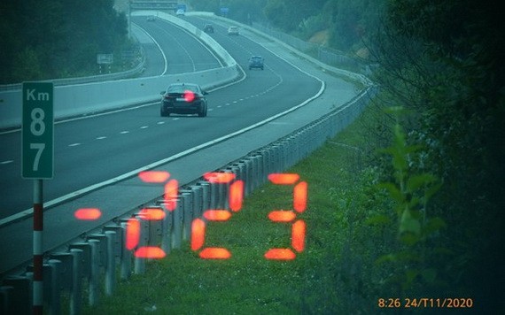 被交警監控系統拍下的超速豪車（紅點示）。（圖源：VOV）