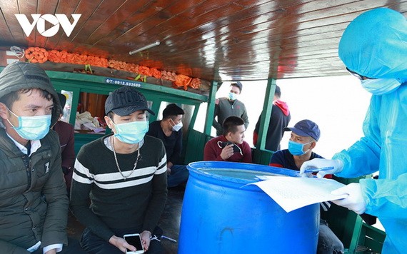 職能力量對從中國澳門入境越南而有逃避醫療隔離行為的8人錄取供述並作筆錄。（圖源：VOV）