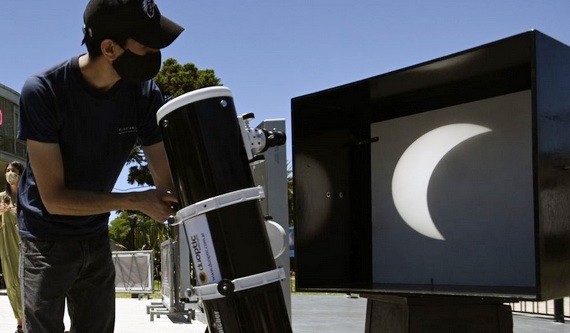 男子將日全食投影到幕布上。（圖源：Getty Images）
