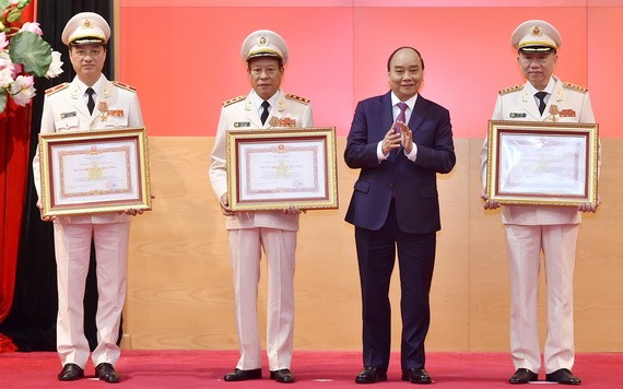 政府總理阮春福給公安幹部頒發獎狀。（圖源：光孝）