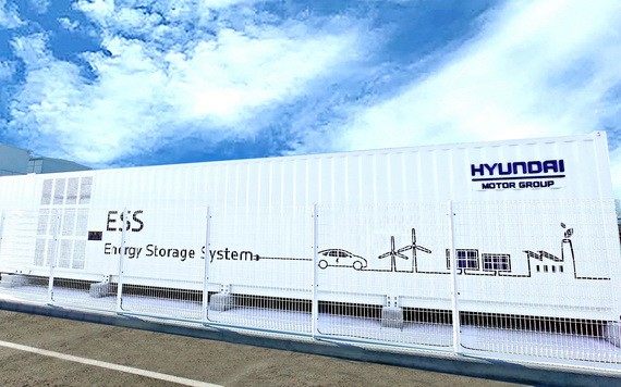 與現代汽車集團蔚山工廠內部太陽能發電站連接使用的2MWh級廢電動汽車電池能源存儲裝置。 （圖源：韓聯社）