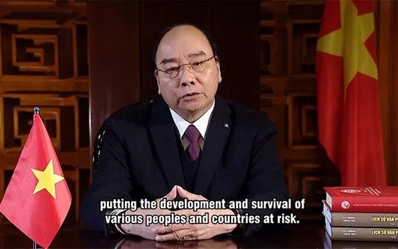 阮春福總理以視頻方式出席線上氣候適應峰會並發表講話。（圖源：越南與世界報）