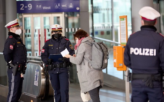 奧地利警察在維也納新城主火車站檢查當地居民新冠檢測結果。（圖源：新華社）
