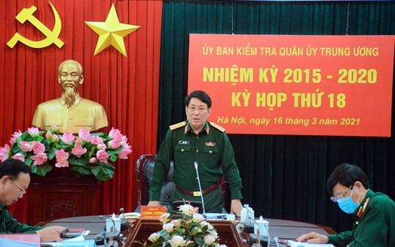 越南人民軍總政治部主任、中央軍委檢委會主任梁強大將主持會議並發表講話。（圖源：明孟）