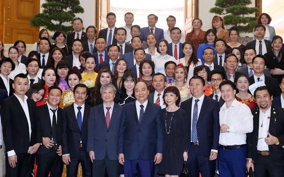 政府總理阮春福（前中）與VASEAN企業代表合照。