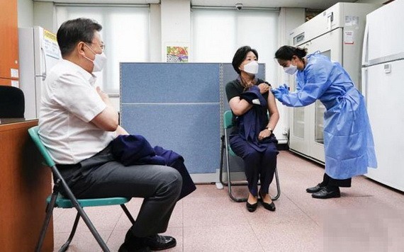 韓國總統文在寅(左)及夫人金正淑(中)在首爾接種疫苗。（圖源：青瓦台）