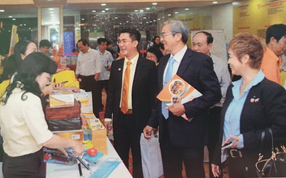 陳輝強主任（右三）與郡領導參觀展覽會。