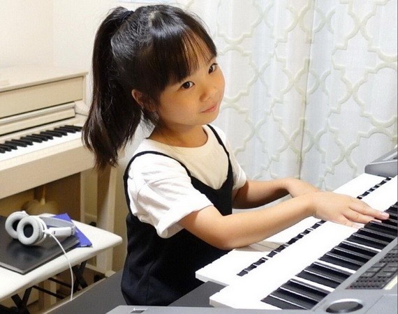 正在彈琴的日本天才音樂少女。（圖源：互聯網）