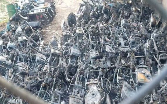 大量摩托車被燒毀只剩下鐵框。（圖源：公元）