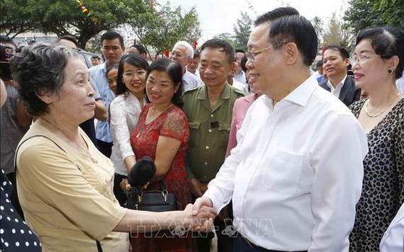 國會主席王廷惠與選民交談。（圖源：越通社）