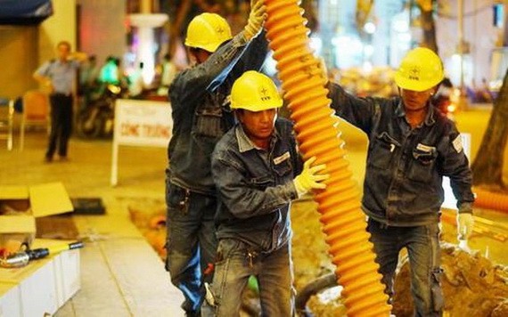 電工隊伍正對街道電網地下化工程施工中。（示意圖源：進明）
