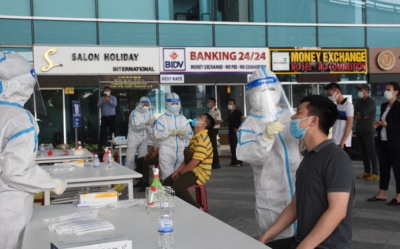 5月11日上午，逾2000名峴港機場工作人員接受新冠病毒採樣檢測。（圖源：櫻桃）