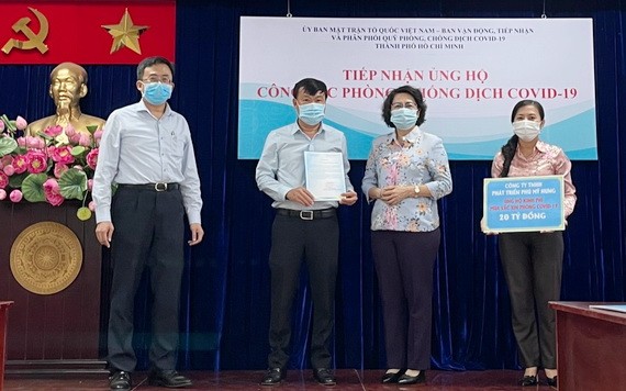 市越南祖國陣線委員會主席蘇氏碧珠(右二)接受富美興發展責任有限公司捐款給購買新冠疫苗防疫基金。