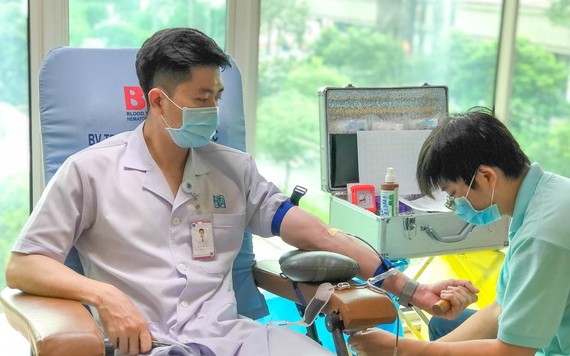 一名醫護人員樂於捐血救人奉獻愛心。